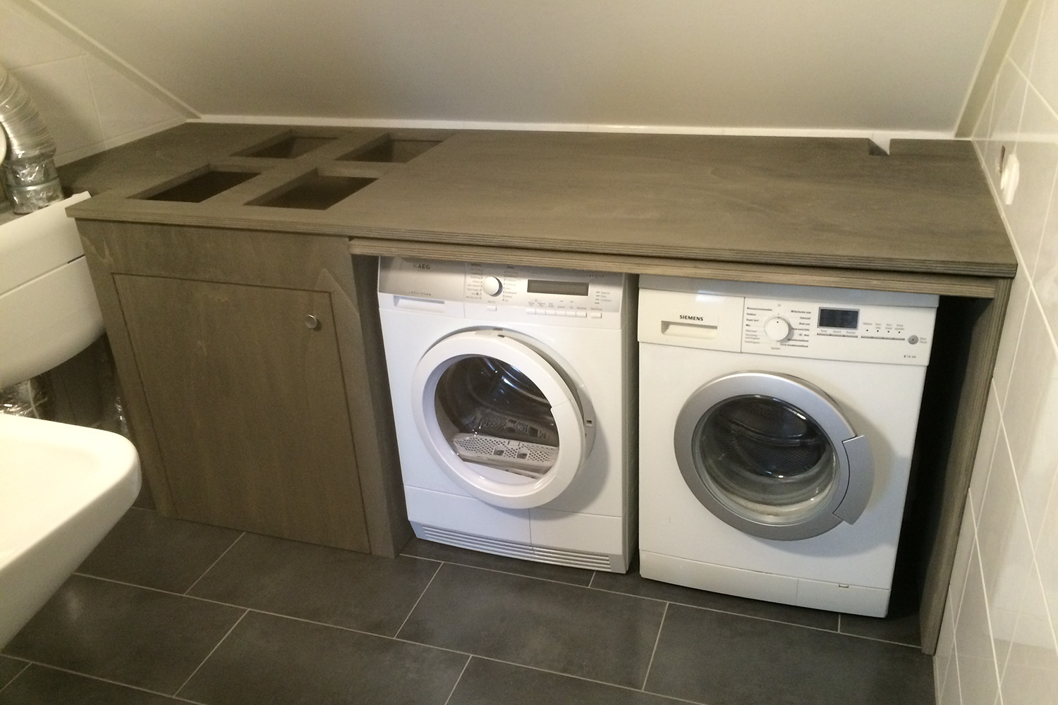 Tafelblad boven wasmachine en droger